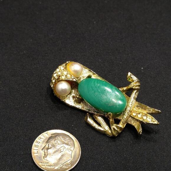 Vintage Owl Brooch, Green Lucite Body Clear Rhinestones, Mid-Century, Faux Pearl - Picture 9 of 10